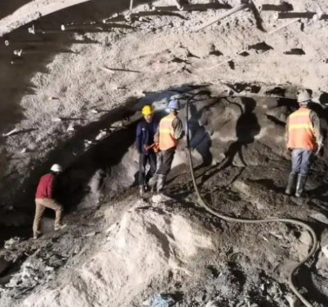 科尔沁右翼中隧道拱顶带模注浆料，微膨胀注浆料的特点及施工工艺